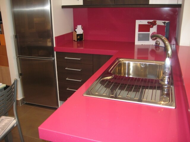 Encimera de color rosa en cocina. Reforma en Alcoy, Alicante. Fregadero Aluminio